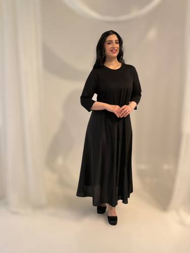 CHIFFON LINEفستان أسود سادة ناعم قصة A-Line بخامة كريب جورسية وحرير ستان   محتشم وأنيق
