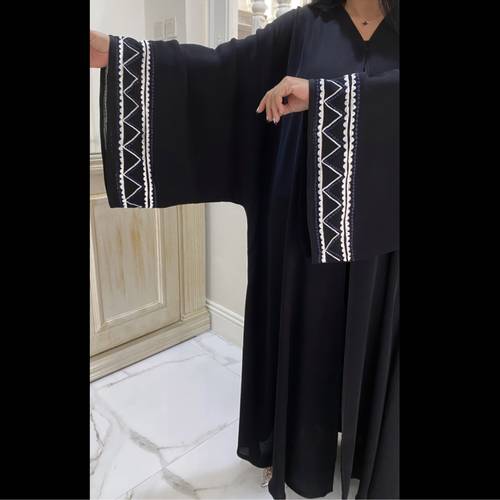 اكمام جاينيز مع تطريز 