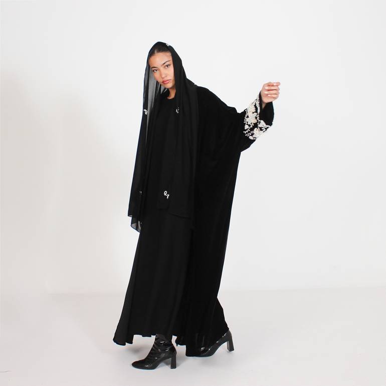 مخمل أسود مع تطريز ابيض