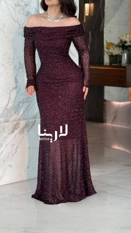 فستان سهرة عنابي لامع بتصميم أوف شولدر فاخر