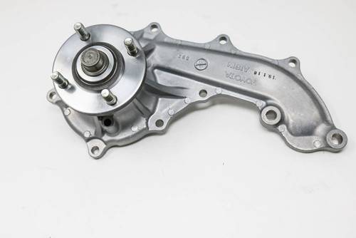 طرمبة ماء هايلكس 1998/2012 هايس 2005 2009 ( اصلي )