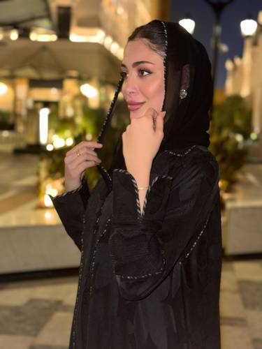 عباية أسود خامتين كريب وحرير مغسول منقوش مزين بكلف راقية وقصات فخمة