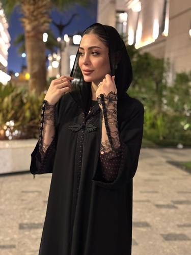 عباية كريب مبطن بقماش جورجيت عنابي منقط بأسود مع دانتيل فرنسي فخم أسود 