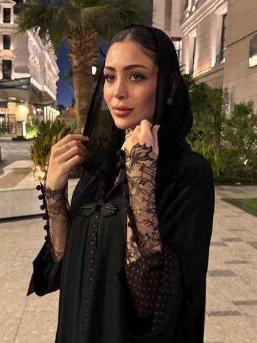 عباية كريب مبطن بقماش جورجيت عنابي منقط بأسود مع دانتيل فرنسي فخم أسود 