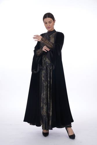 عباية مخمل أسود مبطن حرير أسود مع فستان وكم جوبير أسود وذهبي