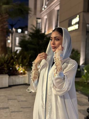 عباية لنن خفيف مبطنة بشيفون مشجر وأكمام مطرزة