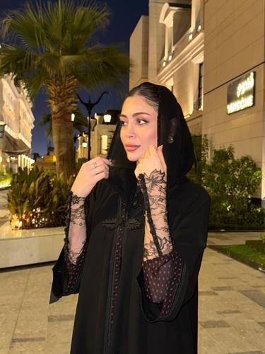 عباية كريب مبطن بقماش جورجيت عنابي منقط بأسود مع دانتيل فرنسي فخم أسود 