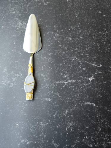Cake server with agate