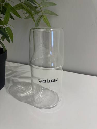 ابريق ماء زجاجي شفاف + كوب مع عبارة ( سقيا حب )