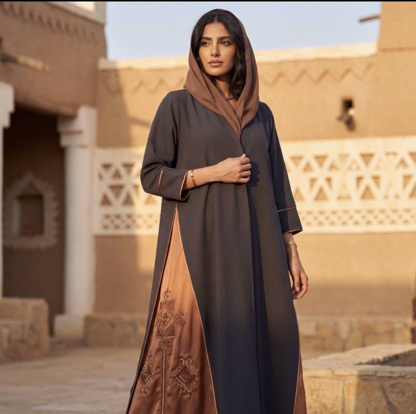عباية مطرزه مع طرحه