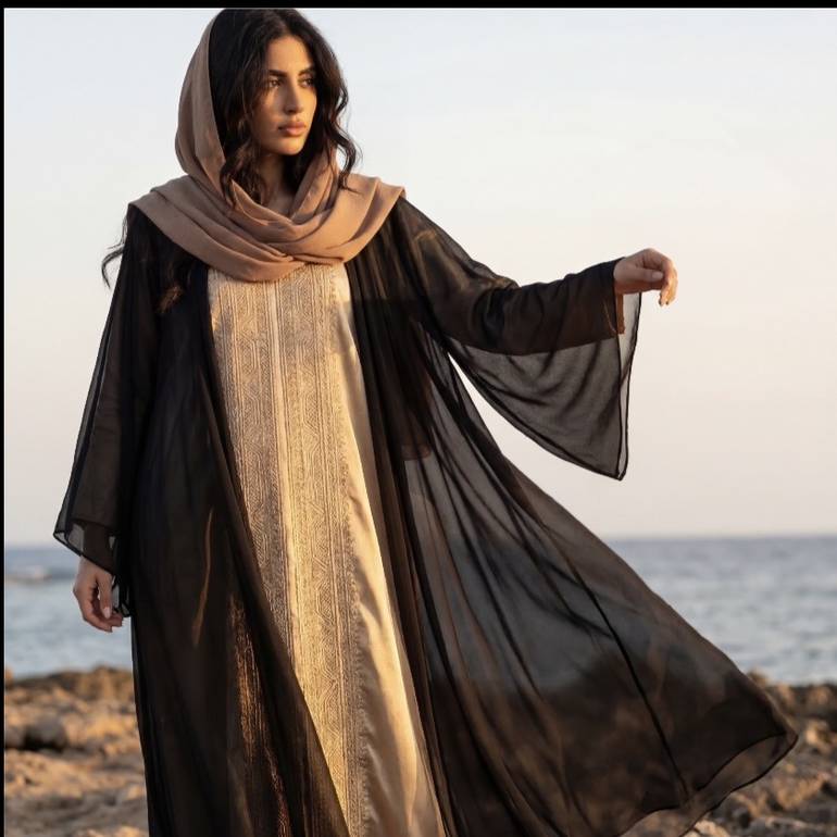 عباية مطرزه مع ثوب