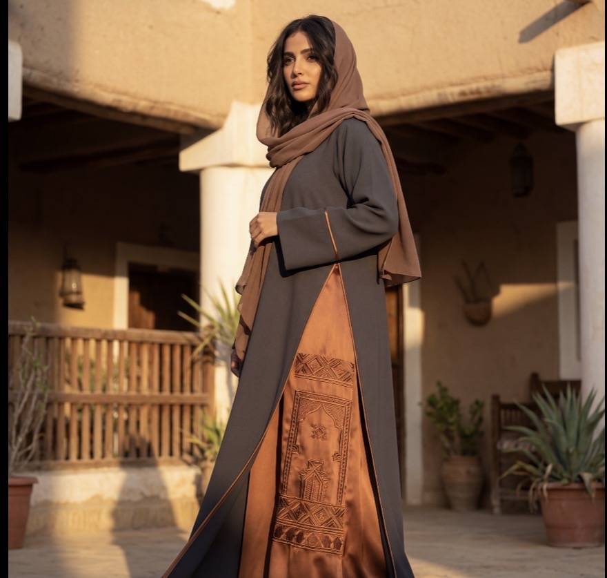 عباية مطرزه مع طرحه