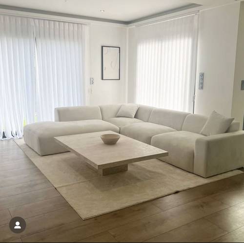 جلسة حرف L طول 400سم عرض 200سم ارتفاع 85سم موديل غولف بارك خشب سويدي قماش شانيل اللون سكري لا تحوي على وسائد و اكسسوارات الكنب