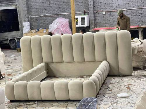 سرير مقاس 340سم و طول 200سم  موديل سبايدر  خشب سويدي قماش مخمل  اللون بيج  بدون مرتبة و بدون وسائد و ملحقات السرير