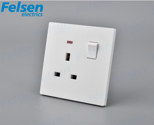 فيش 13 امبير بمفتاح ولمبة Felsen لون ابيض