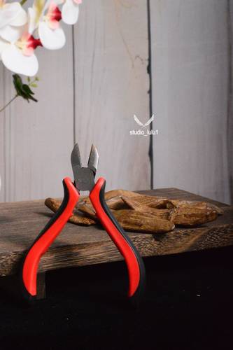 مقص بخور لون احمر
