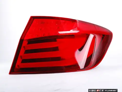 اسطب رفرف يمين لسيارات BMW الفئة الخامسة F10 – رقم القطعة 63217203230