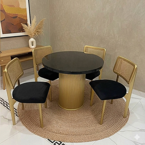 طاولة طعام