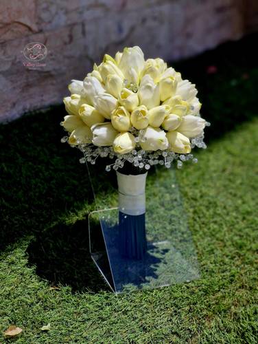  Bridal bouquet of elegant white tulips with a soft yellow touch, beautifully accented with sparkling crystal details – a unique choice for brides seeking elegance and charm