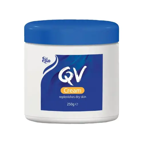 كيوفي (QV) كريم ترطيب البشرة المركز لعلاج الجفاف والخشونة (حجم كبير) - 250 جم