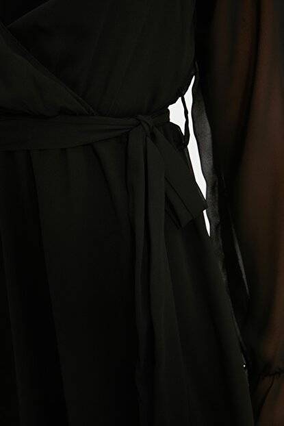 فستان أسود بحزام نسائي
