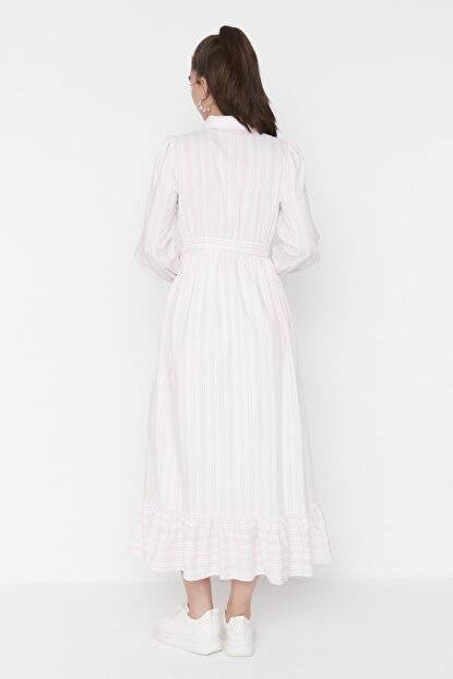 فستان أبيض مخطط بياقة قميص نسائي