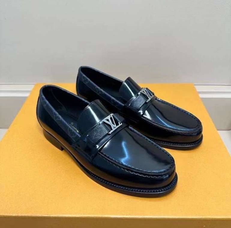 LOUIS VUITTON  - 45