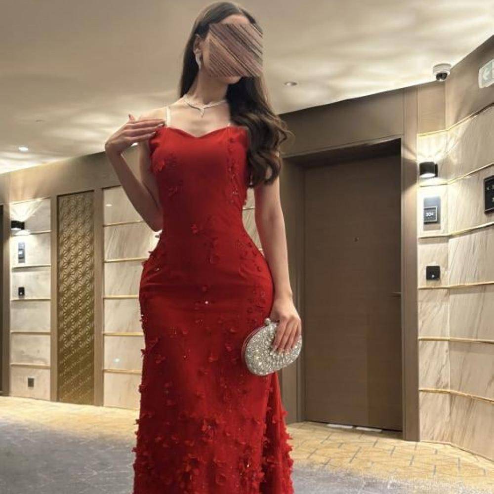 فستان سهرة طويل أحمر بتطريز زهور ثلاثية الأبعاد - وخط عنق قلب