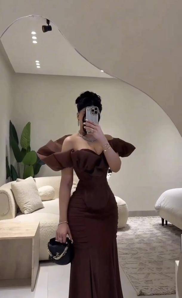 فستان سهرة فخم باللون البني الغامق، بتصميم أوف شولدر أنيق