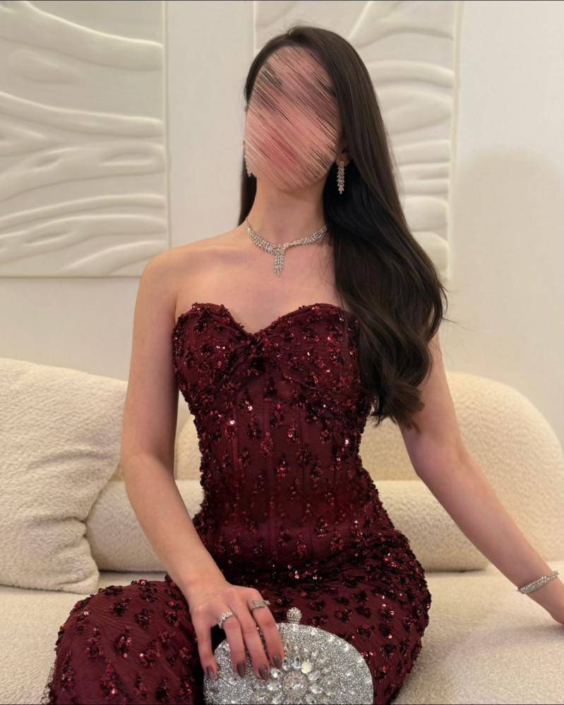 فستان سهرة بقصة حورية البحر بدون حمالات بلون التوت العنابي