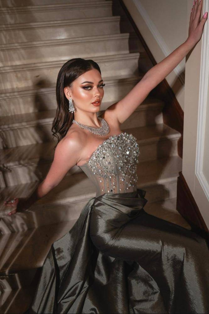 فستان سهرة أنيق بتصميم كورسيه مرصّع وكسرات فاخرة