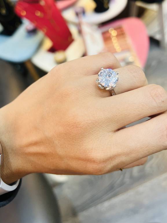 Big stone diamond ring 