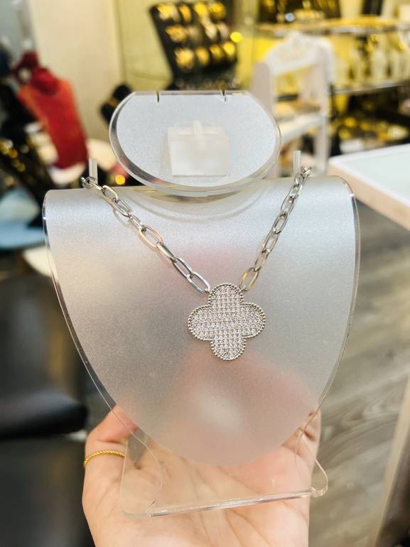 V*n Cl**f necklace silver color 