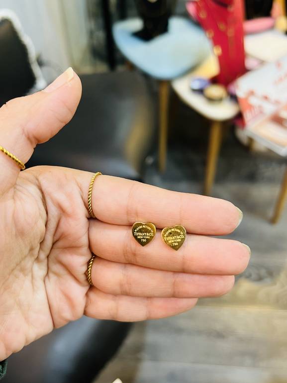 Gold tiff*ny earring heart shape 