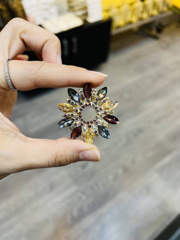 Elegant brooch