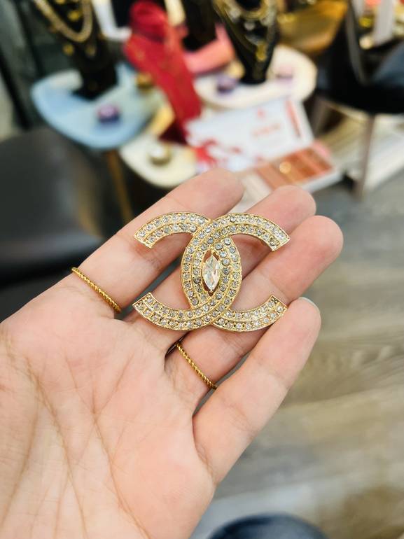 Gold chan*l brooch 