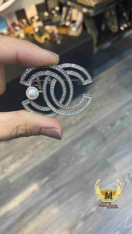 Brooch 