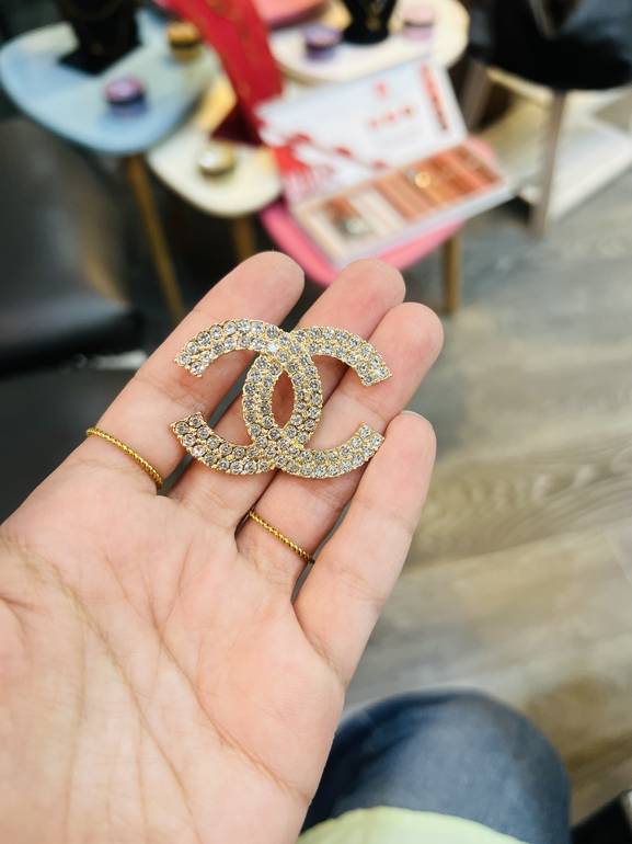 Gold brooch 