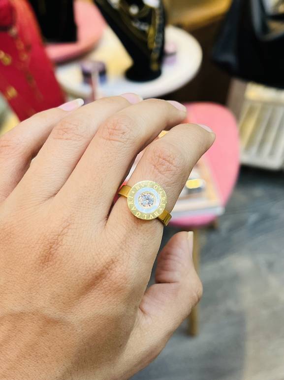 White bvlag*ri ring With stone 