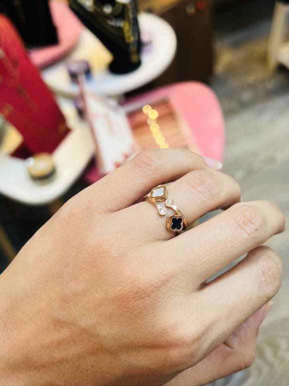Van Cl**f rose gold 
