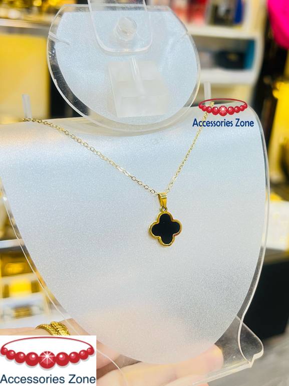 Black V*n Cl**f necklace 