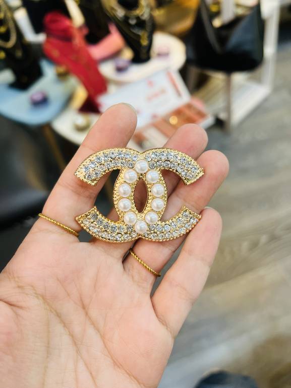 Gold chan*l brooch 4