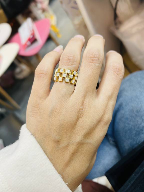 Elegant ring 