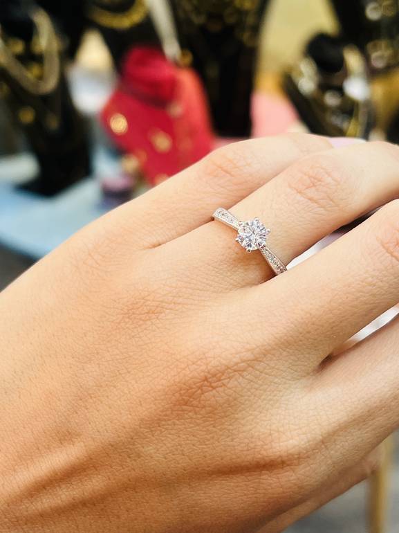 Elegant diamond ring 