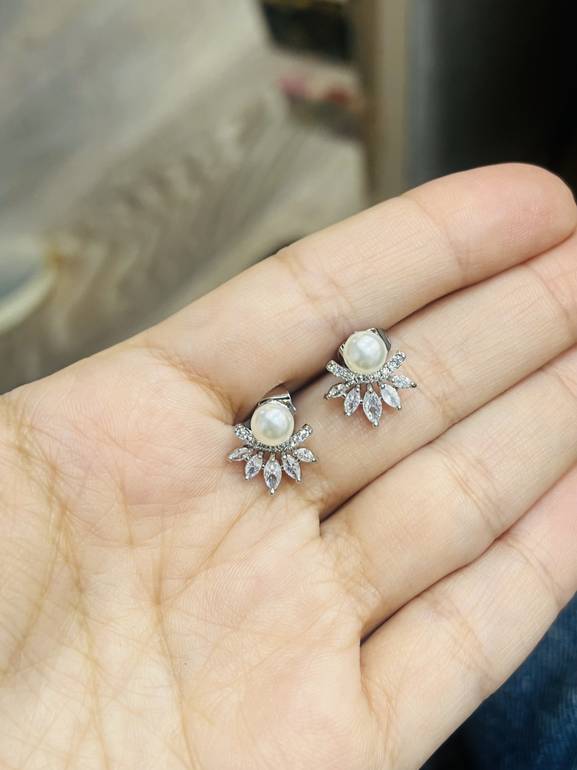 Silver ring with pearl 