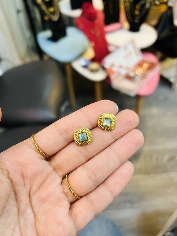 Elegant earring 