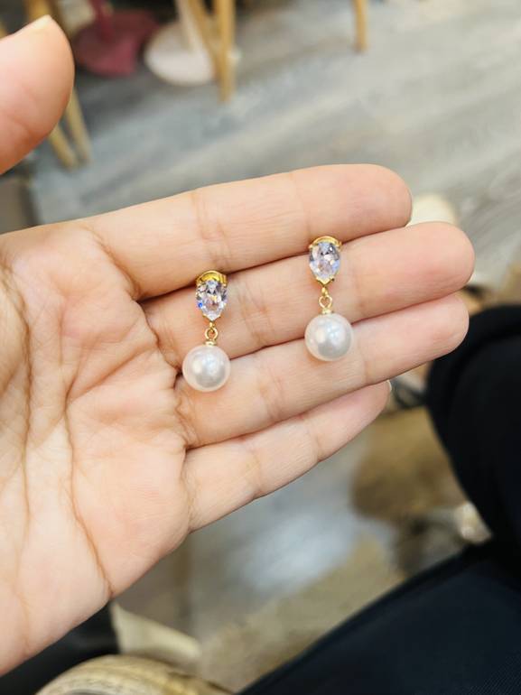 Gold pearl elegant earring