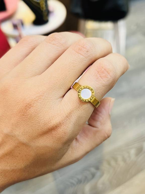 White bvlag*ri ring 