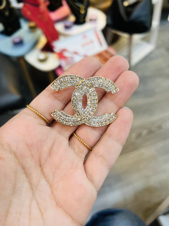 Gold chan*l brooch 7