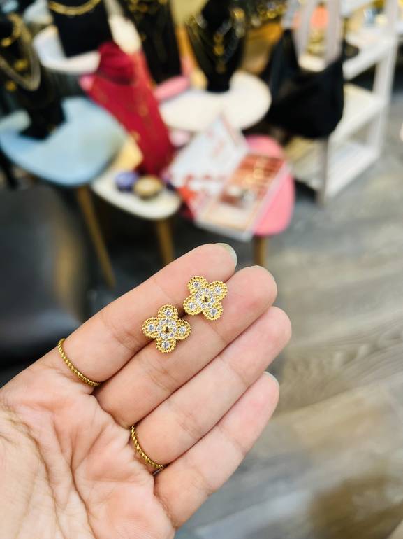 Gold van Cl**f earring with stones 